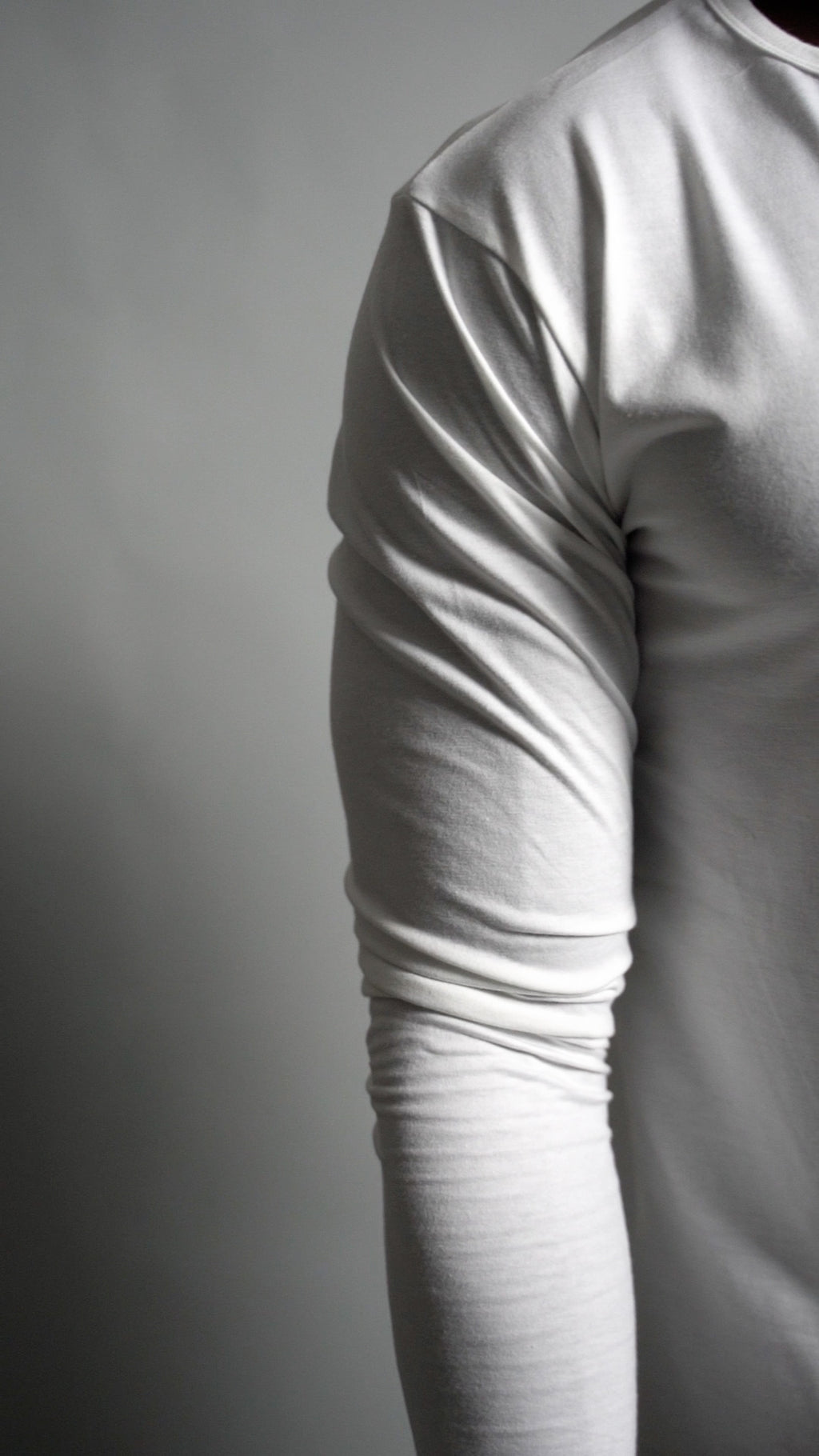 Video of long sleeve white split hem from Ten/10 apparel